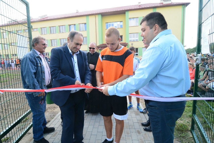 Uroczyste przecięcie wstęgi przez ucznia szkoły i Bogusława...