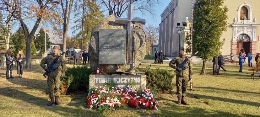 Żołnierze wystawili wartę pod pomnikiem na placu kościelnym...