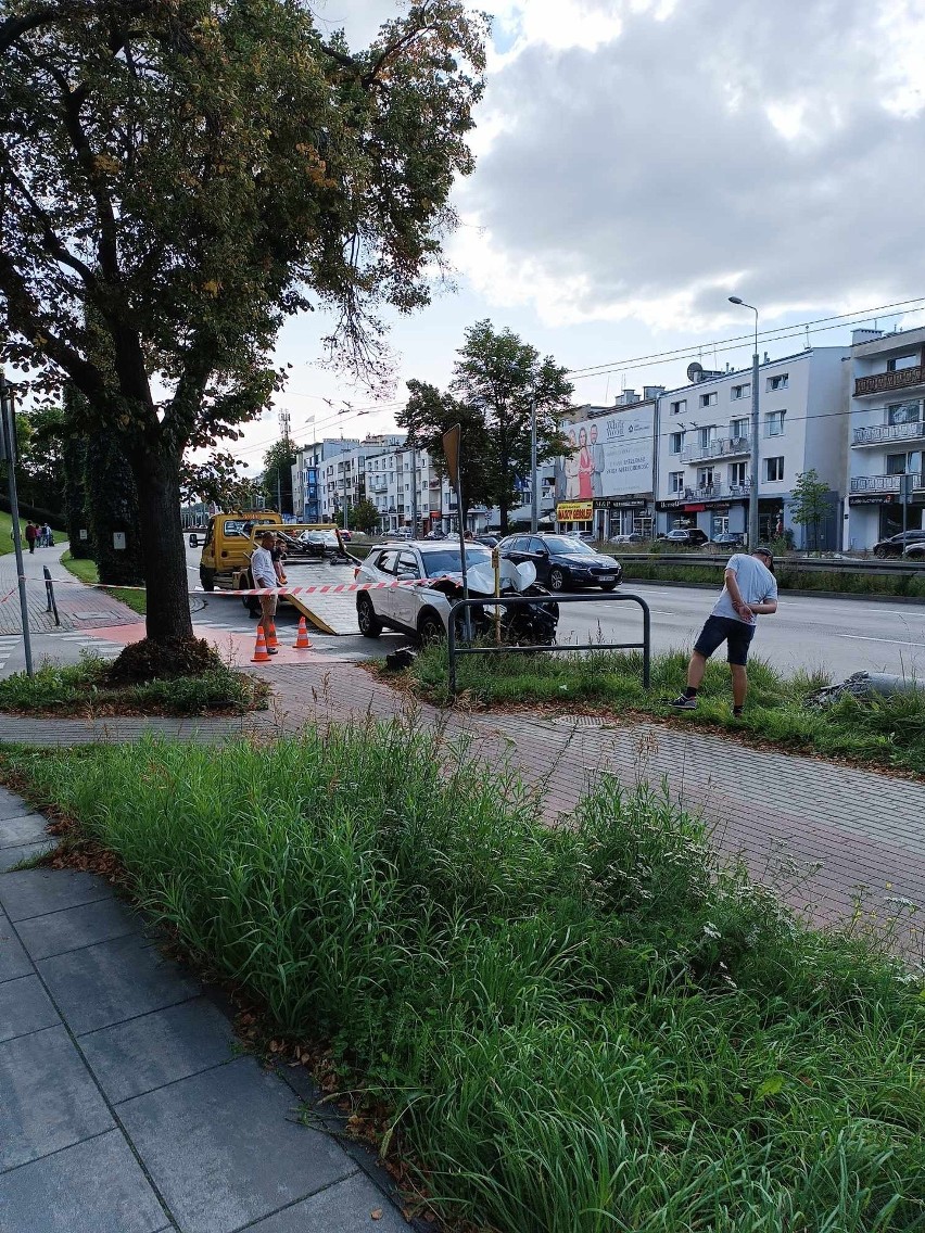 Samochód osobowy uderzył w słup na ulicy Orłowskiej w Gdyni