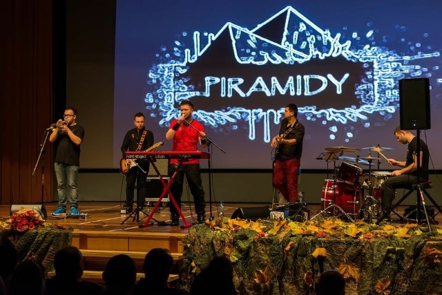 Sandomierskie Centrum Kultury zaprasza na koncert pt. „Najpiękniejsze piosenki z polskich filmów i seriali” w wykonaniu zespołu PIRAMIDY.