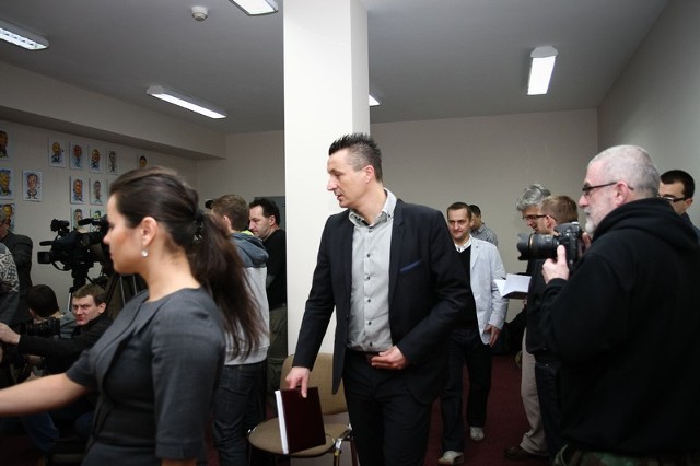 Tomasz Hajto wchodzi na pierwszą konferencję prasową w Jagiellonii