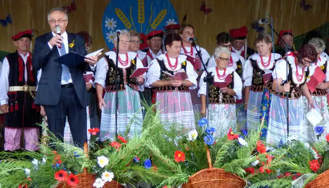 Podwójnie gorąco i potrójnie serdecznie - wraz z zespołem Wiśliczanie - witał publiczność wójt Stanisław Krzak. A na wiślickim Święcie Plonów 2017 woda lała się z nieba strumieniami.