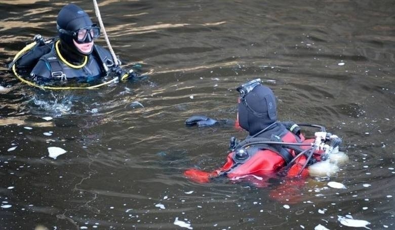 Tragiczny wypadek nad jeziorem Zelwa. Dwóch wędkarzy wpadło do wody, jeden z nich nie żyje 