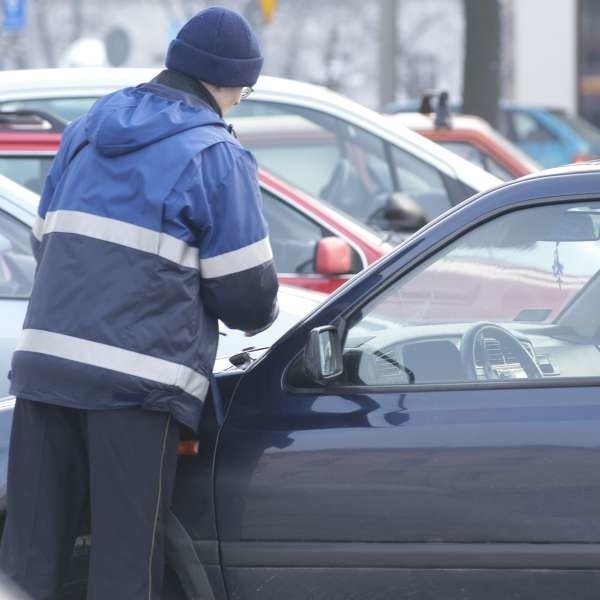 - Jakie uprawnienia ma parkingowy w stosunku do ludzi znajdujących się na placu przed dworcem głównym w Opolu, oprócz kasowania? - pyta nasza czytelniczka.