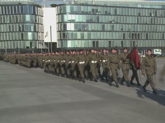 Przed Grobem Nieznanego Żołnierza w Warszawie przed Świętem Niepodległości ćwiczyły pododdziały, które wezmą udział w uroczystej defiladzie 11 listopada