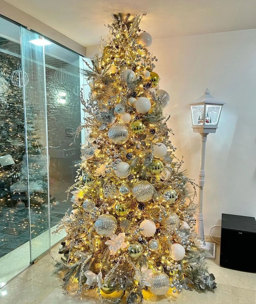 Zobacz najpiękniejsze inspiracje choinkowe. Prawdziwy wybieg mody dla świątecznych drzewek. Na czasie naturalne ozdoby i stonowane kolory