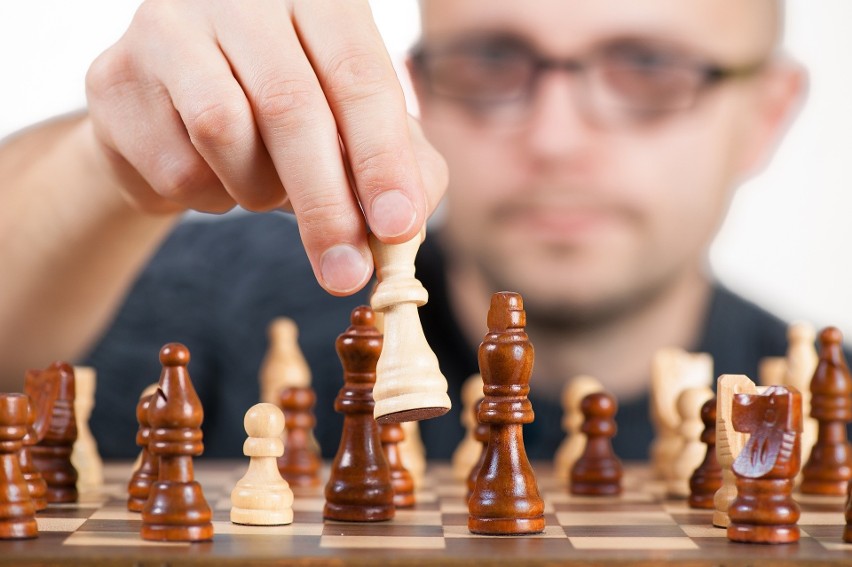 Gra w szachy, karty, planszówki pomogą rozruszać nasz umysł.