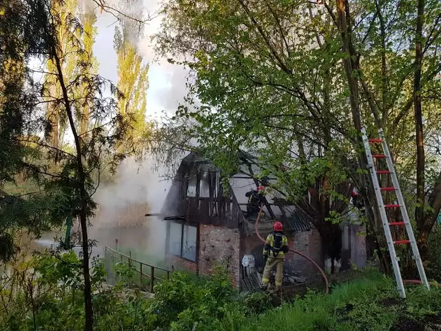 W niedzielę po godz. 5 rano toruńscy strażacy zostali wezwani do pożaru, który wybuchł przy ul. Turystycznej w Kaszczorku. W ogniu stanął domek letniskowy.