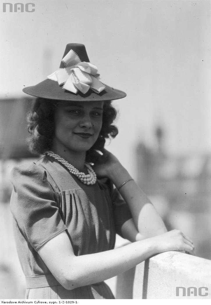 Miss Polonia USA Jadwiga Bieńko na dachu Pałacu Prasy 1939