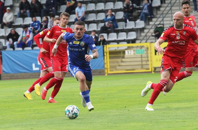 13.06.2021. W ostatnim meczu sezonu zasadniczego Fortuna 1. Ligi Zagłębie zremisowało z Miedzią w Legnicy 1:1 (z prawej Piotr Polczak).