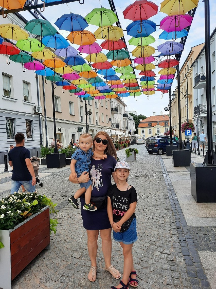 Parasolki nad Kilińskiego w Białymstoku przyciągają...