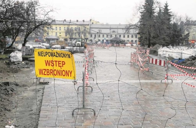 Nową nawierzchnię można na razie podziwiać tylko przez ogrodzenie