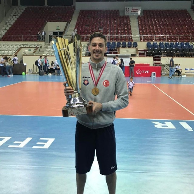 Dejan Vincic,  nowy zawodnik Cerradu Czarnych, wywalczył w zakończonym dopiero sezonie 2016/2017 tytuł mistrza Turcji.