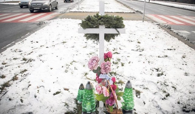 27-letni Andrzej zginął potrącony przez volvo na przejściu dla pieszych na ul. Krakowskiej. W miejscu tragedii stanął krzyż.