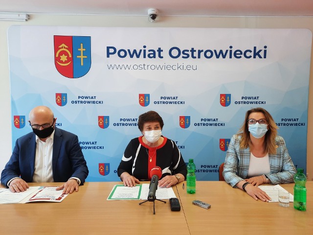 Pd lewej siedzą Mariusz Łata, naczelnik wydziału zdrowia w Starostwie Powiatowym, Marzena Dębniak starosta ostrowiecki, Agnieszka Rogalińska członek Zarządu Powiatu.