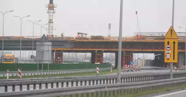 Tak postępowały prace na budowie węzła łączącego autostradę A1 z DTŚ w Gliwicach w 2013 roku.