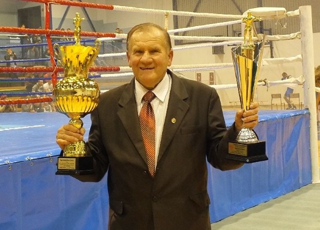 Władysław Listek z pucharami otrzymanymi z okazji jubileuszu 60-lecia pracy w boksie.