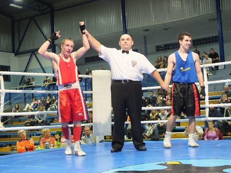 Pięściarz Staru Mateusz Mordak (z lewej) wygrał walkę w...