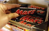 Plastik w batonach Mars, Snickers i Milky Way. Słodycze znikają ze sklepów