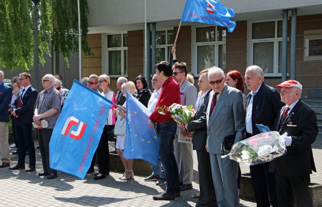 Pod sztandarami Sojuszu Lewicy Demokratycznej  oraz Unii Europejskiej dziś (1 maja)  sympatycy lewicy obchodzili Święto Pracy oraz rocznicę wstąpienia Polski w struktury UE.  Na uroczystość przy pomniku Dziesięciu Pomordowanych Grudziądzan przyszło około 40 osób.
