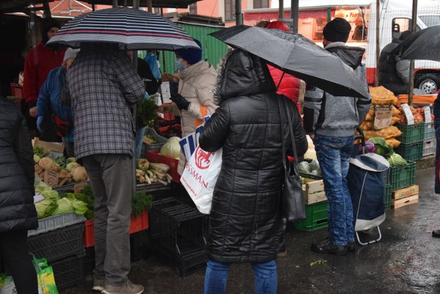 Pomimo deszczowej pogody, 23 stycznia chętnych na zakupy na ryneczku przy ulicy owocowej nie brakowało.
