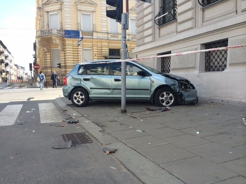 Wypadek na ulicy Gdańskiej. Po zderzeniu honda uderzyła w dwie piesze [ZDJĘCIA, FILM]