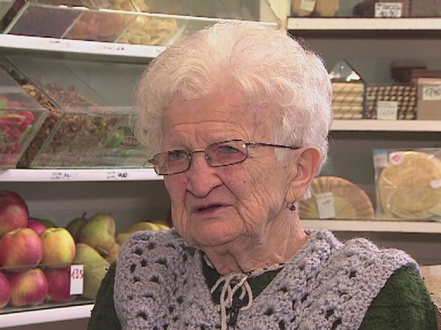 Pani Klara Wrona ma 92 lata i prowadzi w Wodzisławiu Śląskim swój sklep.