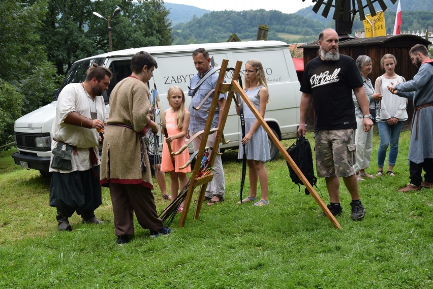 Szymbark. XV Panorama Kultur. W skansenie głośno gra muzyka, jest mnóstwo ludzi, są stoiska z rękodziełem, gospodynie częstują pysznościami