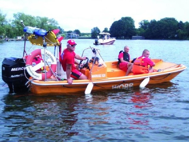 Ratownicy Wodnego Ochotniczego Pogotowia Ratunkowego w Augustowie codziennie patrolowali miejscowe jeziora.