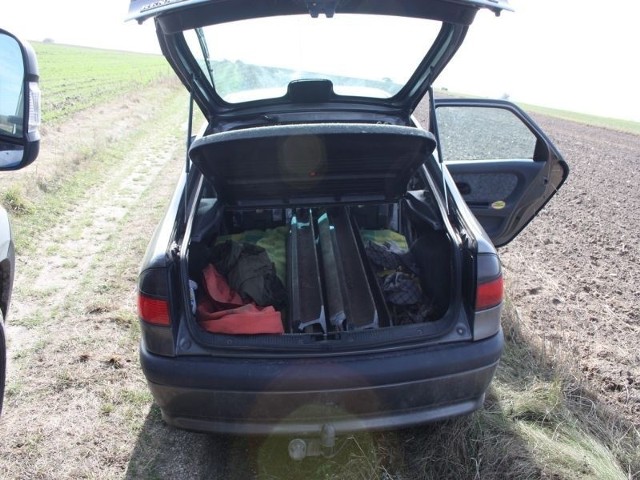 Metalowe elementy z torowiska policjanci znaleźli w bagażniku renaulta.