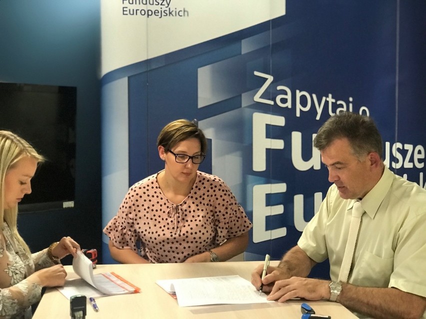 Burmistrz Marek Nazarko podpisał umowę na dofinansowanie z...