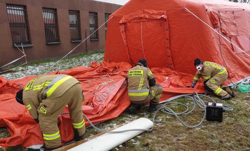 Strażacy podczas stawiania namiotu przy szpitalu w Tychach