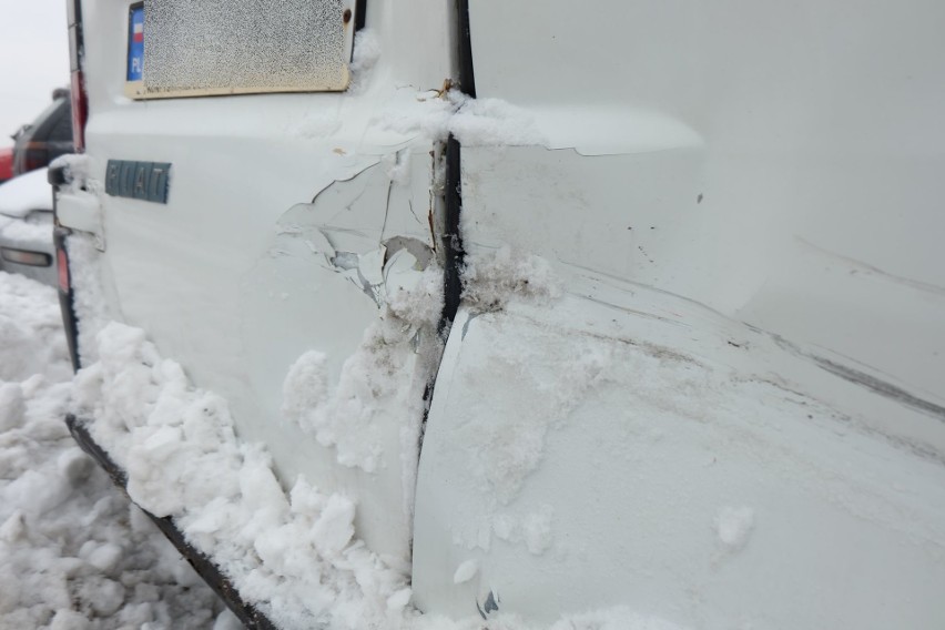 Podróżujący kombi obeszli auto dookoła, obejrzeli...