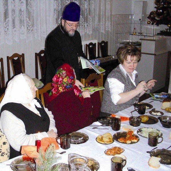 Biskup hajnowski Miron jest także prawosławnym ordynariuszem Wojska Polskiego. Podczas kolacji wigilijnej podarował wszystkim egzemplarz kwartalnika "Polskiego żołnierza prawosławnego&#8221; z kalendarzem juliańskim na 2008 rok.