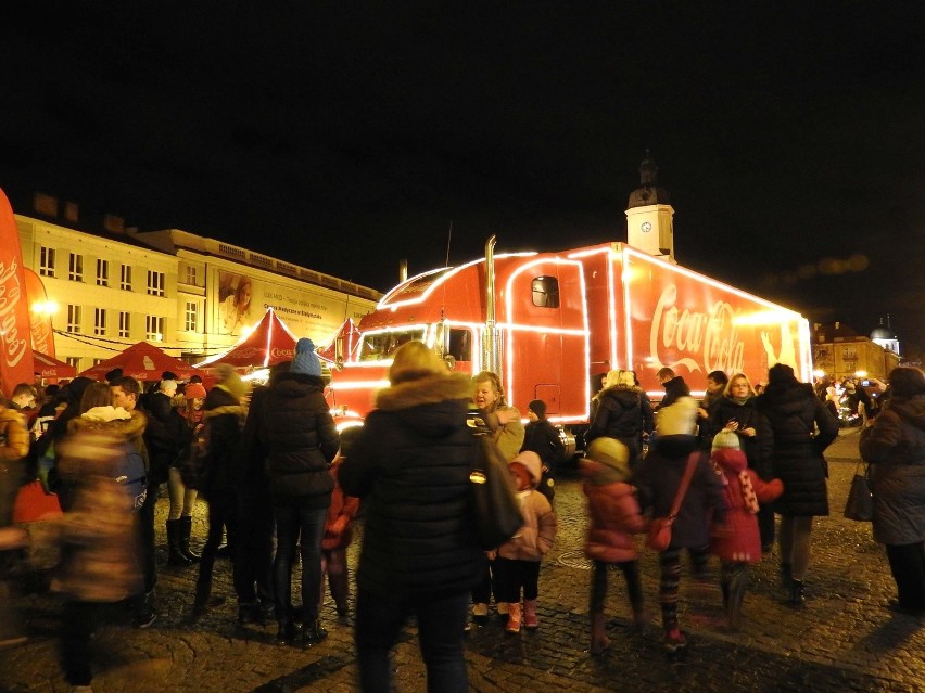 Ciężarówka Coca-Coli w Białymstoku na Rynku Kościuszki.