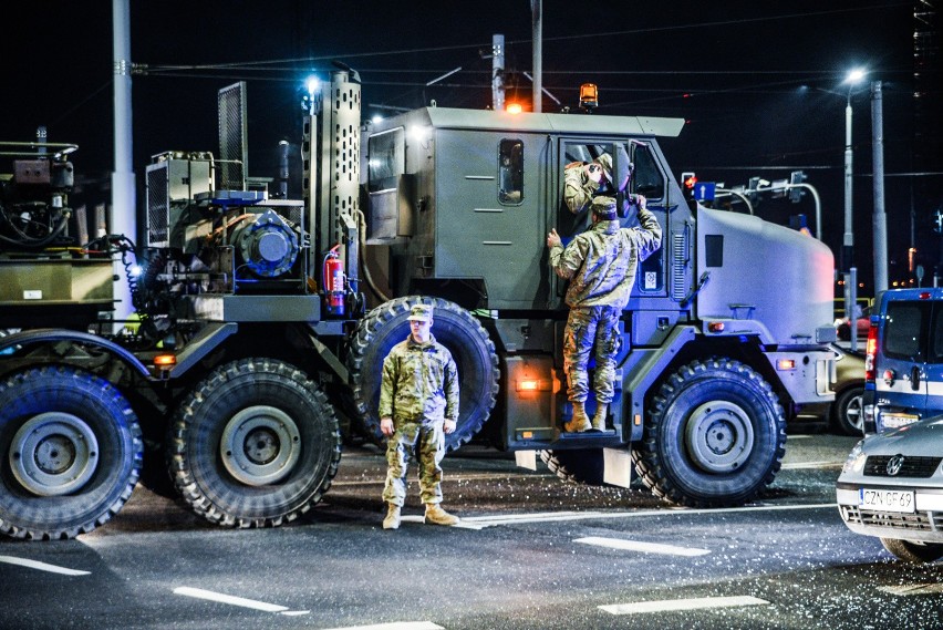 W Bydgoszczy kolumna transportująca czołg zderzyła się z autem osobowym