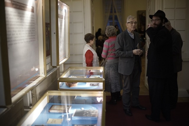 Wystawa w Bibliotece Raczyńskich wzbudziła zainteresowanie.Pierwszy z prawej Jakoob Ben Nistel.