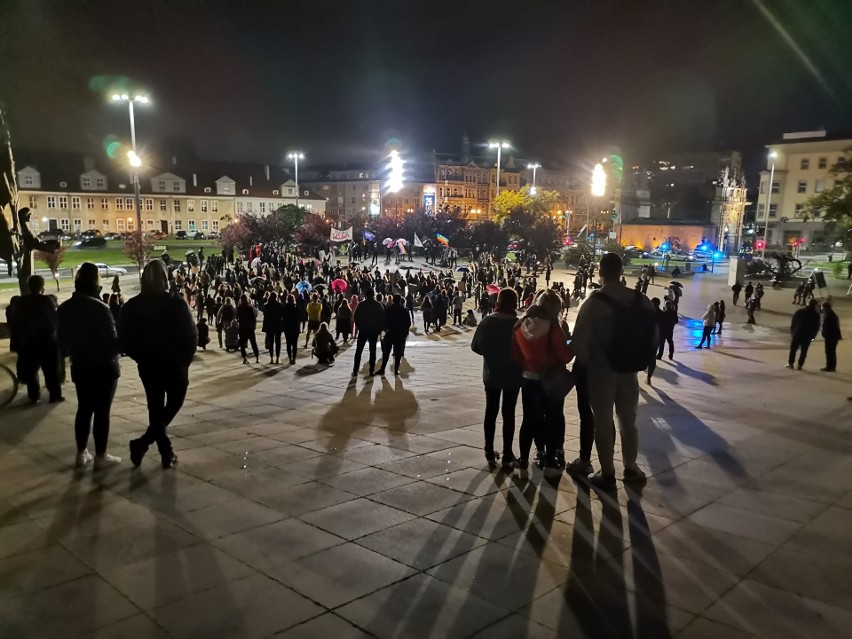 Protest (nie tylko) kobiet w Szczecinie. Spacer spod Wałów Chrobrego, przed katedrę. "To jest wojna". ZDJĘCIA, WIDEO - 24.10.2020