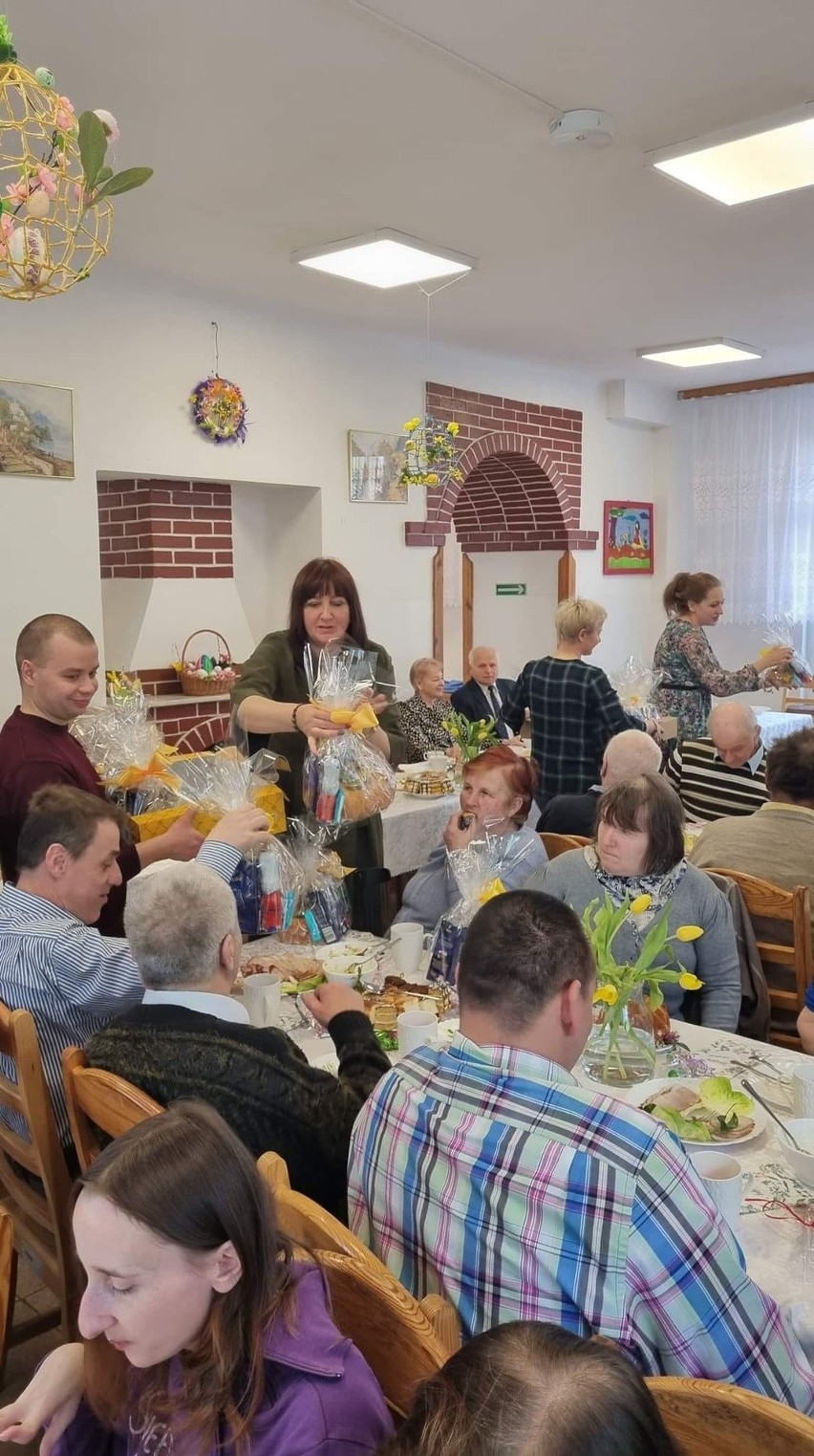 Wielkanocne śniadanie w Warsztacie Terapii Zajęciowej w Sobowie. Zobacz zdjęcia