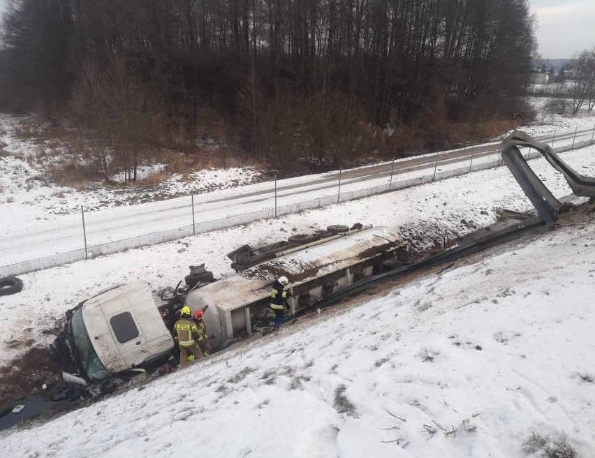 Wypadek na S8 pod Łodzią 6.02.23. Cysterna z olejem...