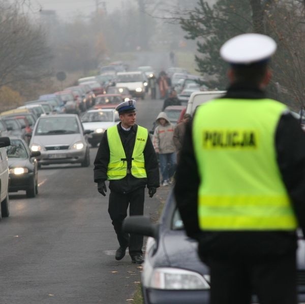 W akcji "Znicz&#8221; na drogach Podkarpacia udział brało tysiąc policjantów, widać ich było szczególnie w rejonach cmentarzy.