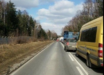 Wypadek w Tarnowskich Górach na DW 908. Dwa samochody zderzyły się czołowo. Dwie osoby ranne, jedna ciężko