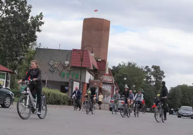 Start i meta trasy rowerowej wokół jeziora Gopło znajduje się w Kruszwicy, pod siedzibą Nadgoplańskiego Oddziału PTTK