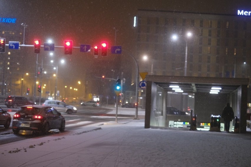 Śnieg w Poznaniu spowolnił ruch. Kierowcy jeżdżą wolniej, niż zwykle