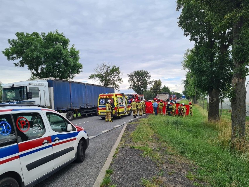 Śmiertelny wypadek na Mazowszu. Auto osobowe uderzyło w tira. Nie żyje jedna osoba