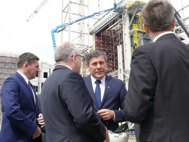Wicepremier i minister gospodarki Janusz Piechociński na budowie elektrociepłowni gazowej.