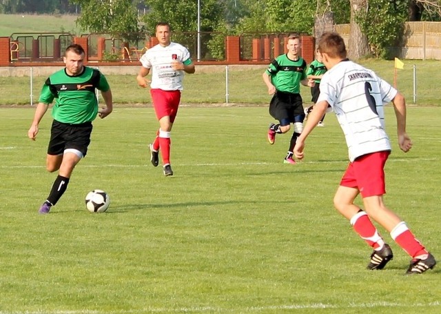 Piłkarze Plonu Garbatka (zielone stroje) wygrali na wyjeździe ze Skaryszewianką Skaryszew
