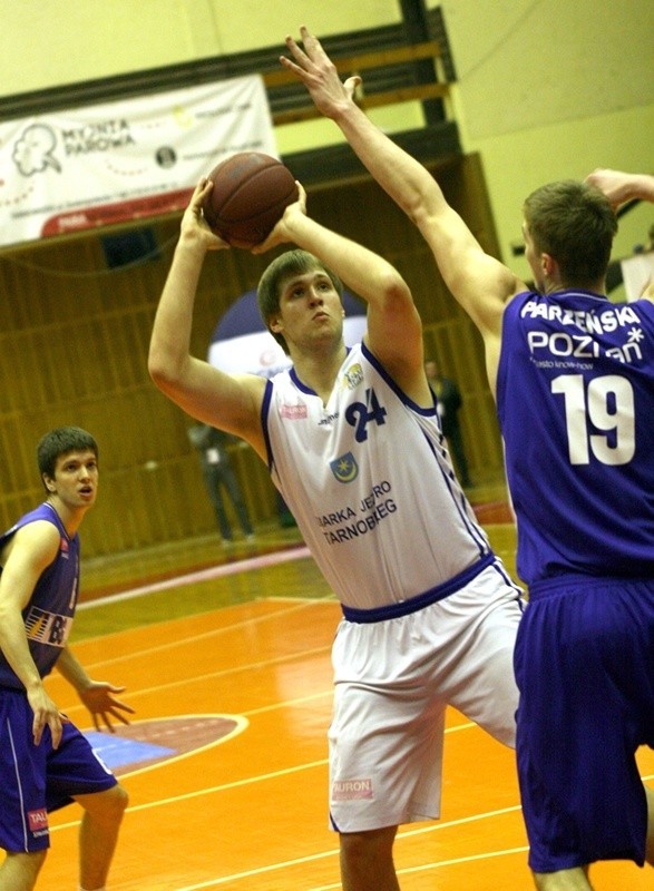 Koszykarze Siarki Jezioro Tarnobrzeg pokonali we własnej hali PBG Basket Poznań 81:70 (21:17, 20:11, 25:24, 15:18).