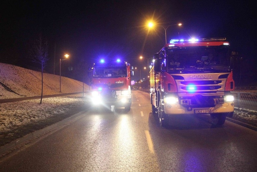 Wypadek na Radomskiej w Kielcach. Trzy samochody rozbite. W szpitalu trójka dorosłych i niemowlę  