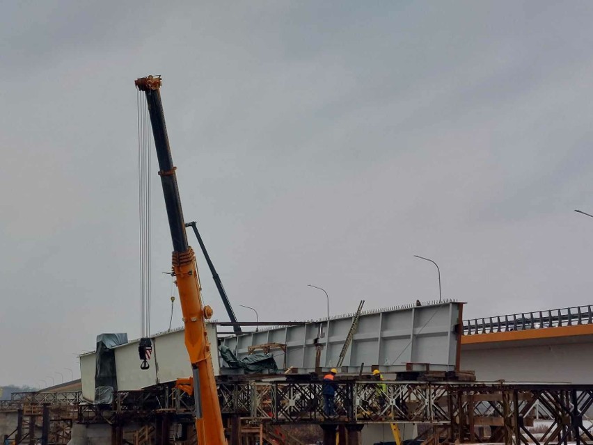 Nowy most na Wiśle w Sandomierzu. Pierwsze elementy nowej konstrukcji zamontowane. W akcji dźwig kolos